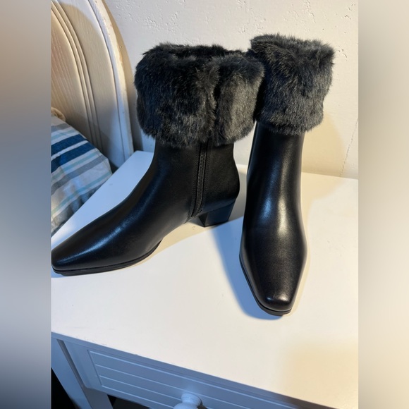 Sudini Seattle black leather and faux fur ankle boot heels size 5.5 new in box - Picture 5 of 14